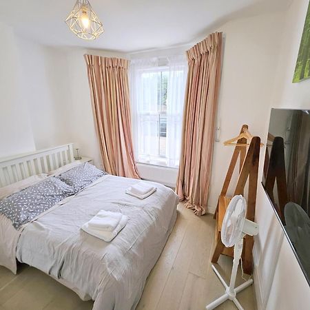 Two Bedroom Flat With Private Patio In Battersea Лондон Екстериор снимка