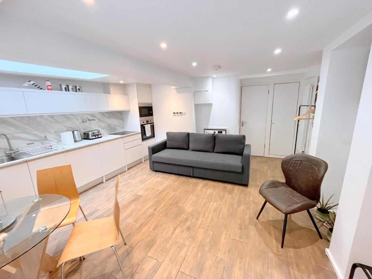 Two Bedroom Flat With Private Patio In Battersea Лондон Екстериор снимка