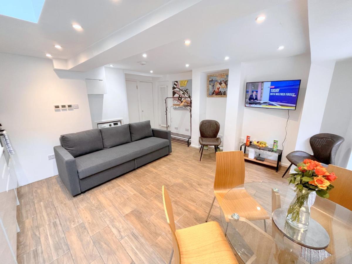 Two Bedroom Flat With Private Patio In Battersea Лондон Екстериор снимка