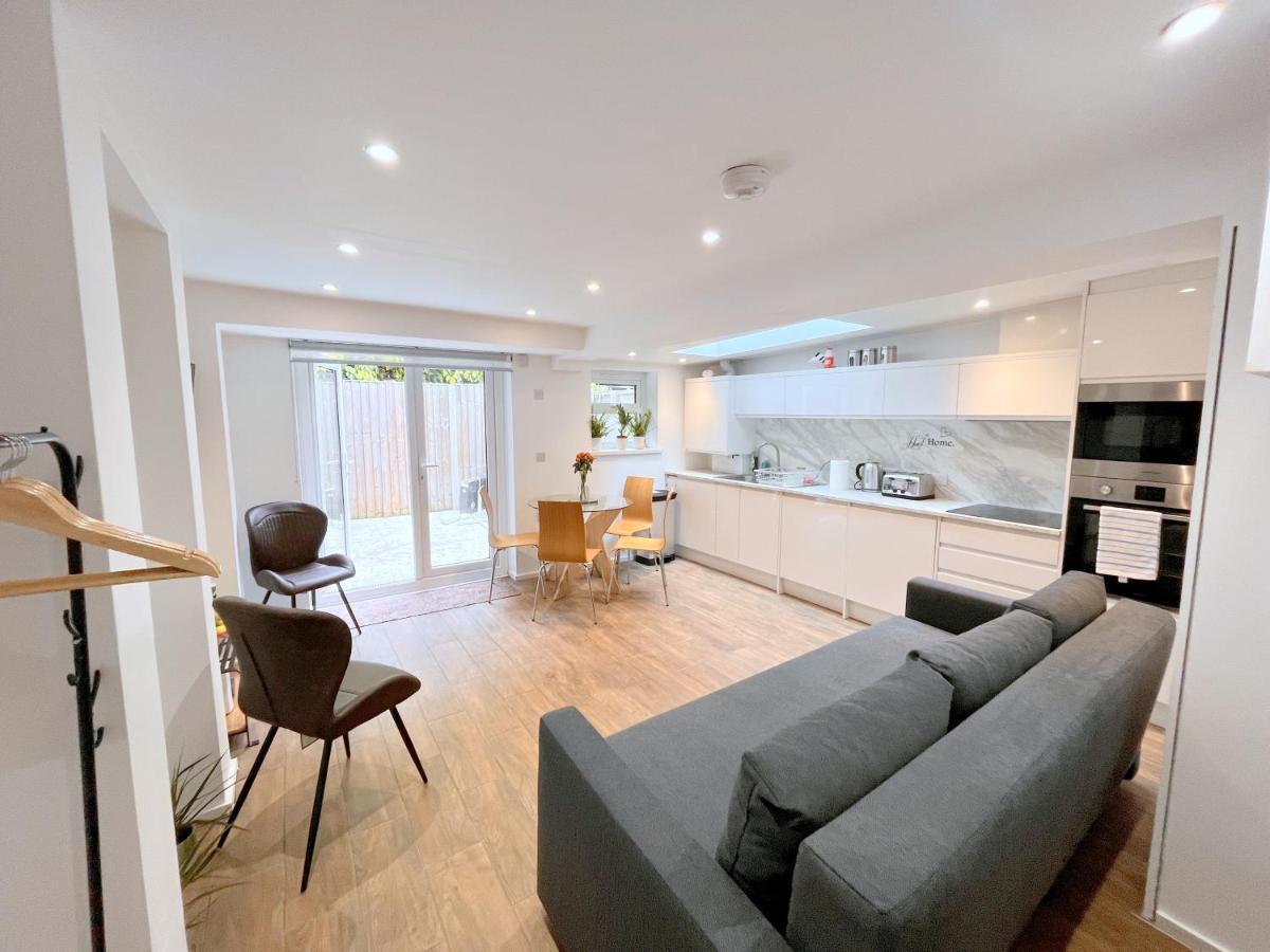 Two Bedroom Flat With Private Patio In Battersea Лондон Екстериор снимка